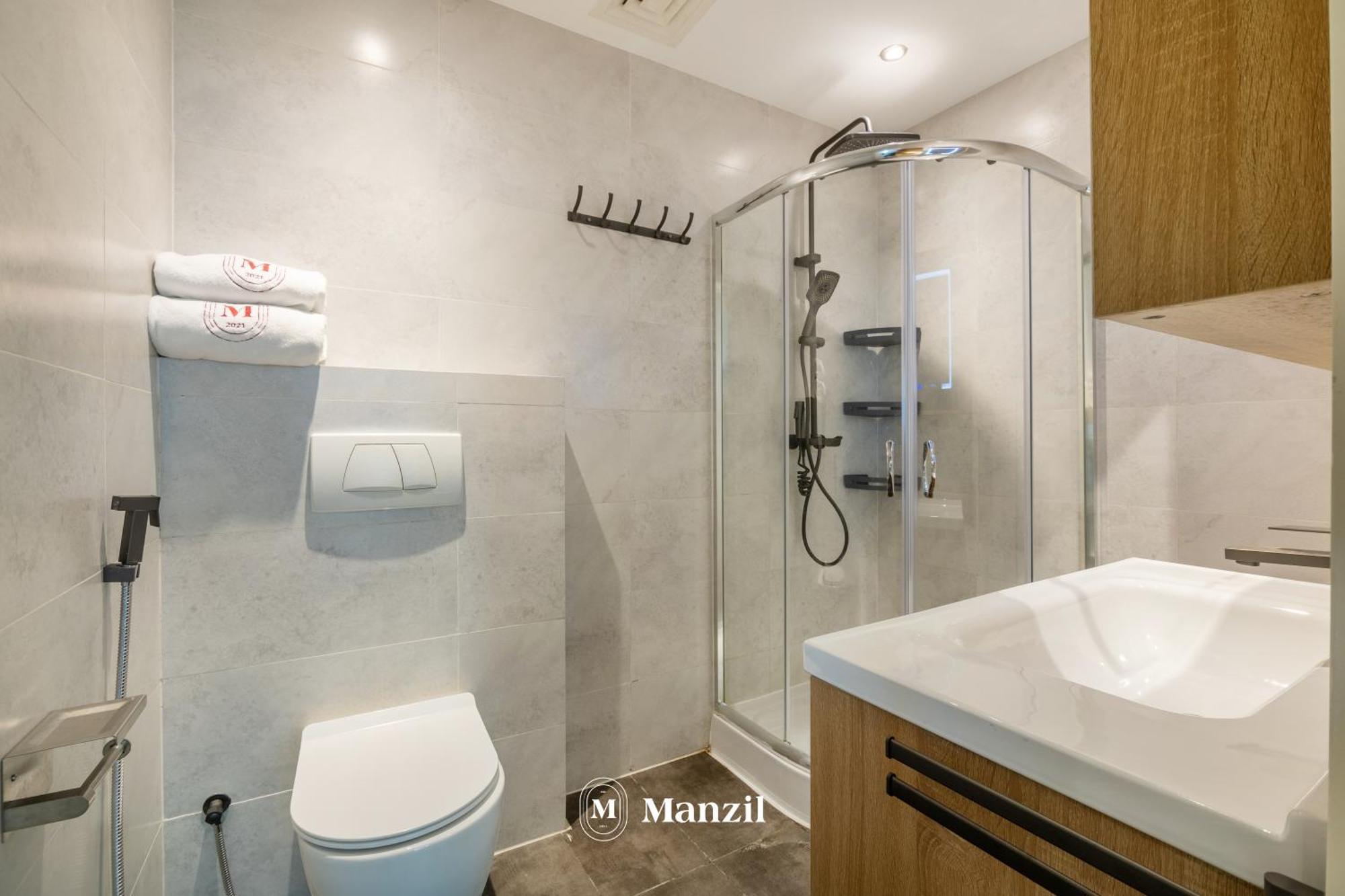 Luxury 1br In Marina High-rise Living With Views Apartment